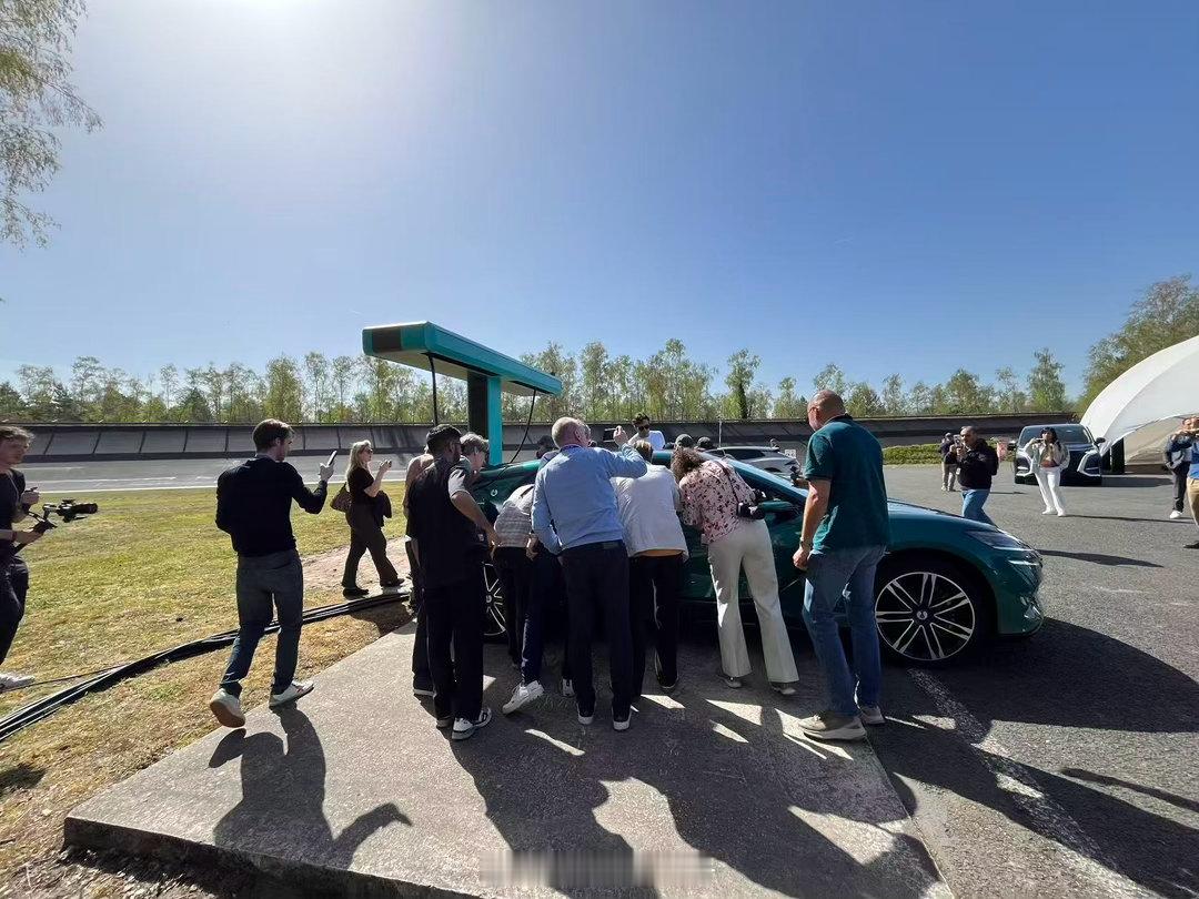 腾势和闪充都到法国了🇫🇷 