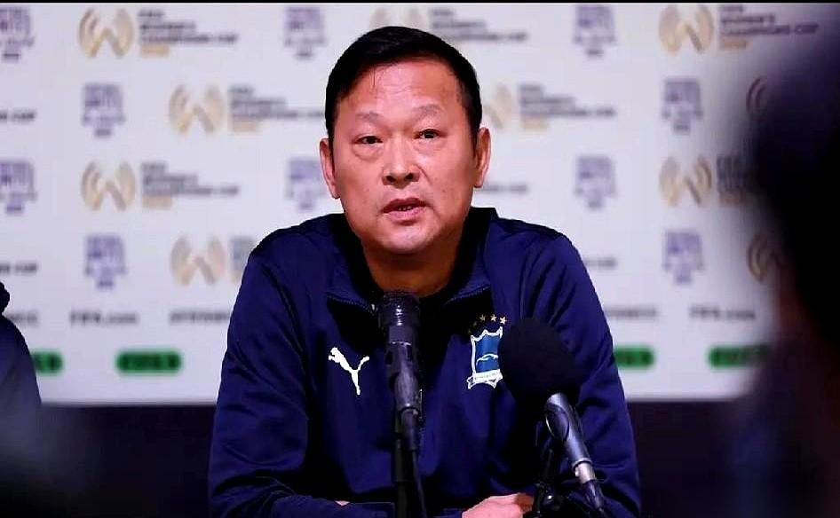 人在非洲带队比赛呢，电话就来了，恭喜你啊，成中国女足主教练了。
当事人自己直接懵