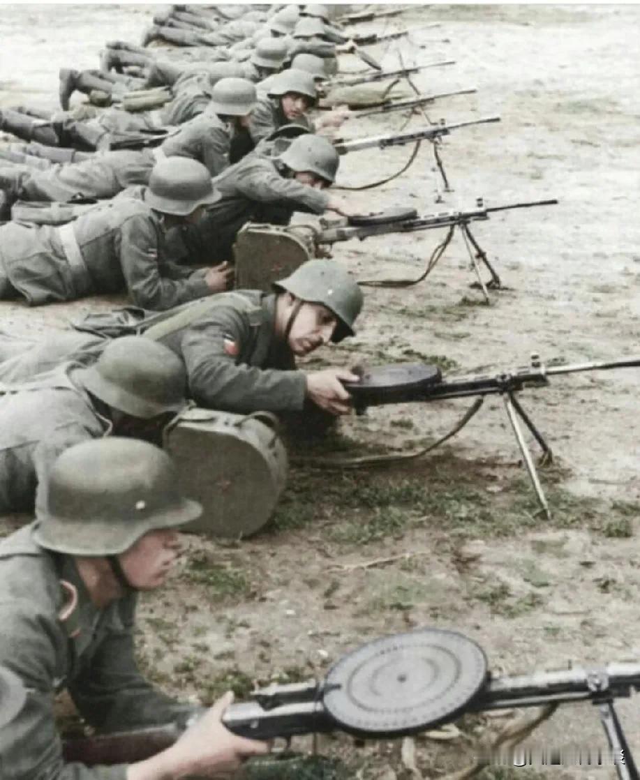 二战德国国防军格鲁吉亚军团在训练中。即伪军。

二战德军部队 东线德军 二战前线