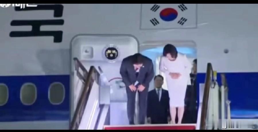 近期韩国总统李在明夫妇成了网红明星

 李在明（第21届韩国总统）与夫人金惠景，
