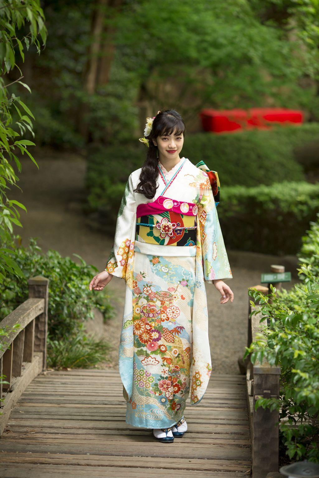 2018年，小松菜奈为“京都きもの友禅”和服店拍摄的一幅写真。