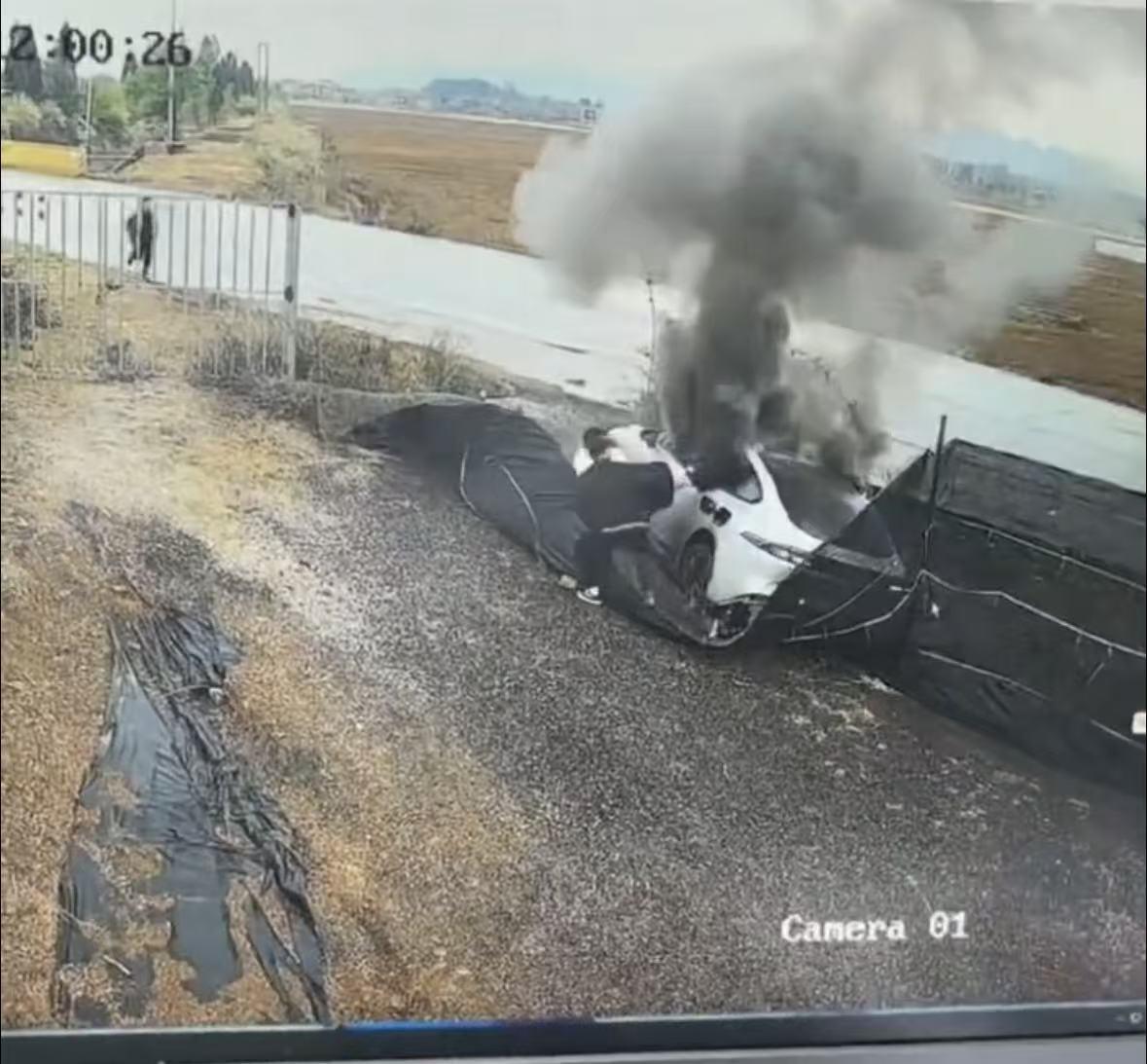 试问，看到这些电车起火的视频，你还敢买电车吗？
从视频看，车子撞击不严重，几秒就