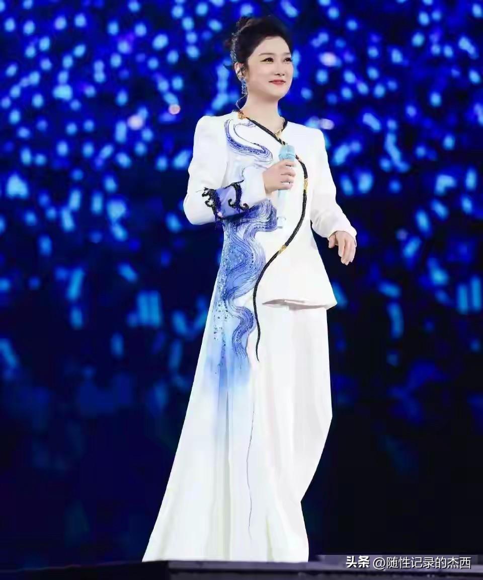女人果然还得是胖一点的好看，你看照片中的女歌星比之前微微胖了一点点，整个人的气质