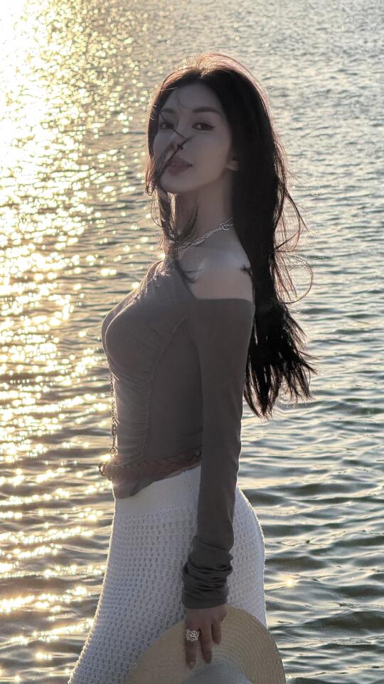 夕阳配湖配她，绝配！📸