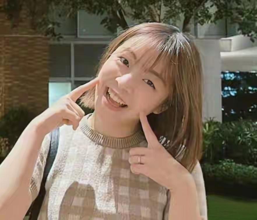 施可莹，1997年出生，香港浸会大学传理学院毕业，香港大学在读硕士，精通粤语、国