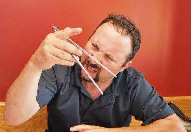 中国人用筷子吃饭被西方人嘲笑，他们说刀叉才是最优雅的，殊不知，历史上最早的刀叉也