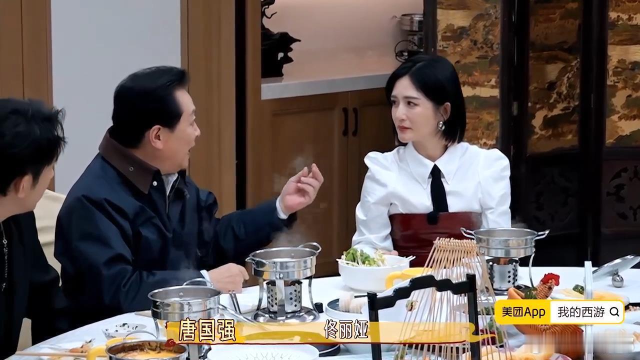 唐国强看着谢娜，一本正经地对旁边的人说道：“她跟佟丽娅长得有点像，如果她俩站在一