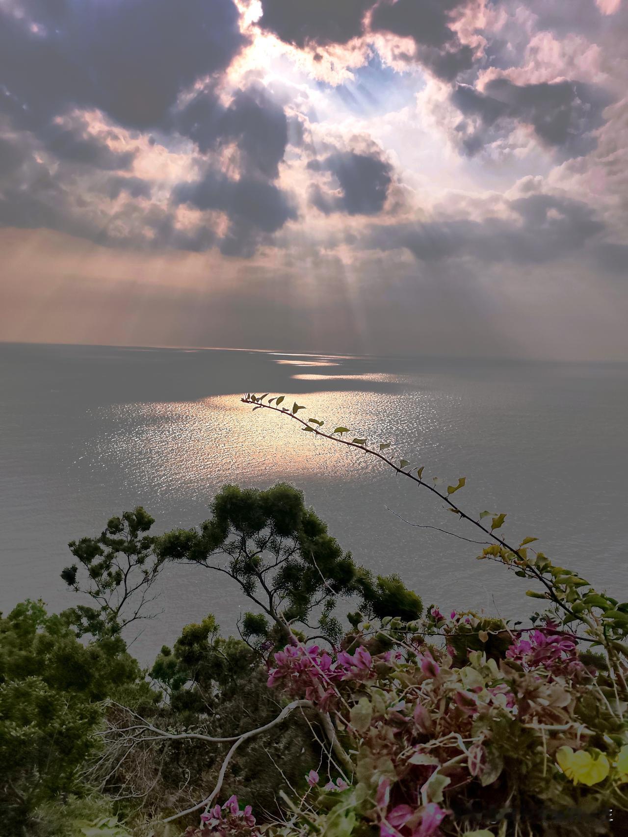 本科毕业出来读技校?是不是很搞笑?

现在网上出现本科毕业生，去读技校的话题。