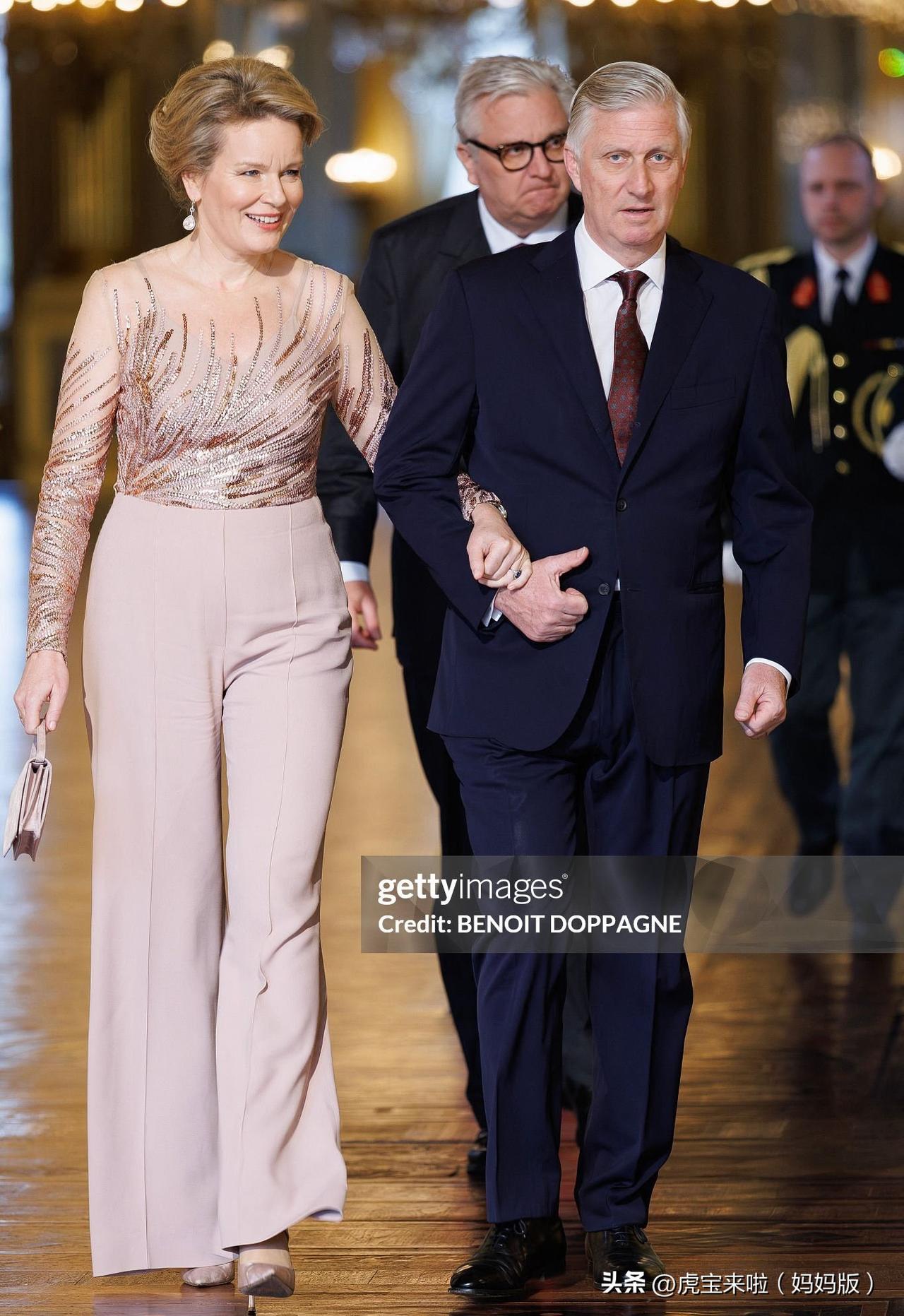 国王夫妇出席春季音乐会，马蒂尔德王后粉色亮片连体裤好看！