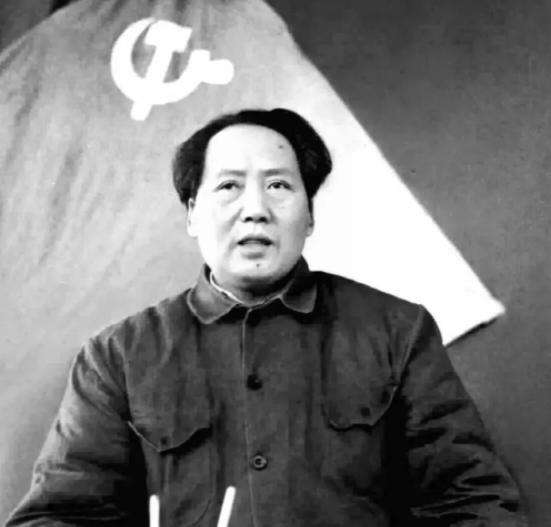 有一次，一位西方记者采访毛主席，问了一个让众人为难的问题，“主席先生，新中国建立