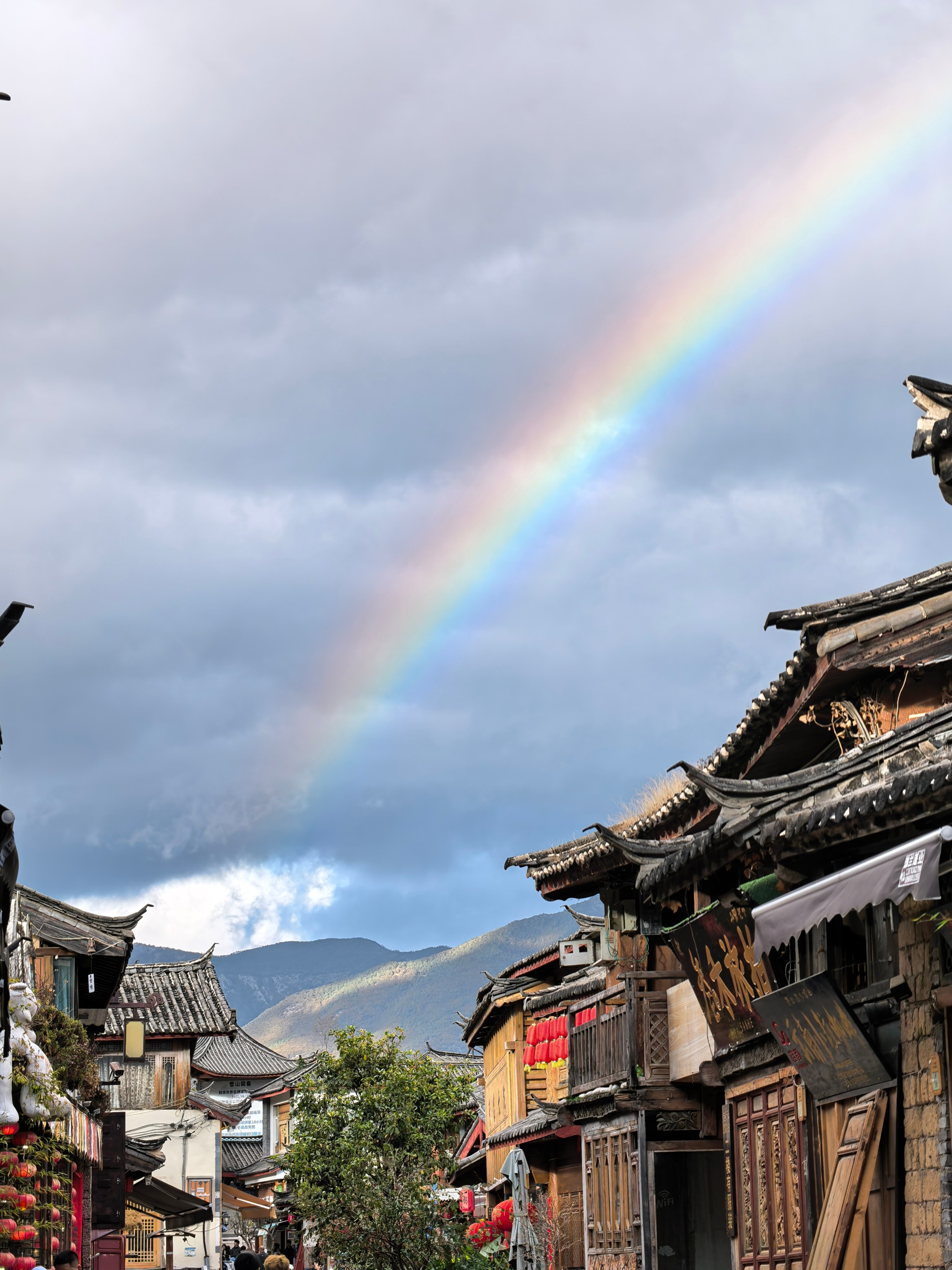 弹嫂今天已经代表子弹兄，抵达了云南丽江。稍作修整，准备参加明晚的vivo X系列