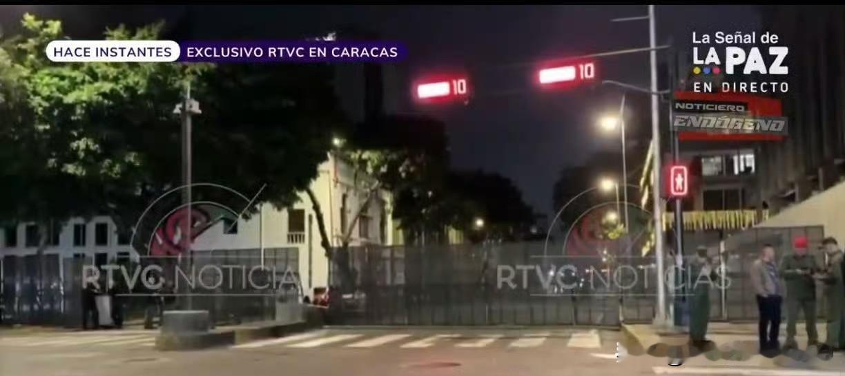 委内瑞拉当地媒体的镜头显示，马杜罗的总统府目前已经封闭，外部设有围栏，周围道路封