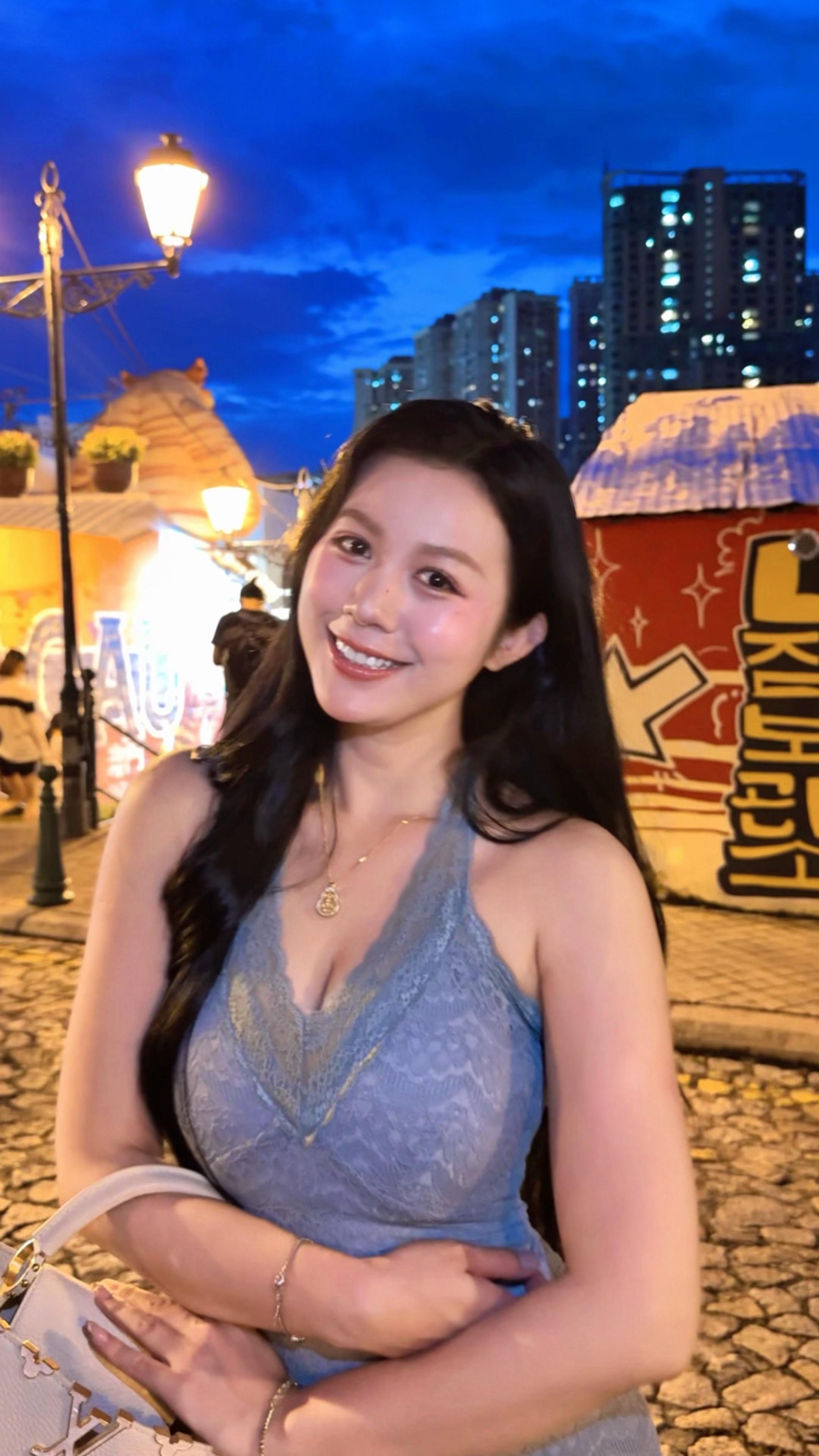 原来我们这种叽叽喳喳爱撒娇爱臭美的烦人精叫花孔雀啊