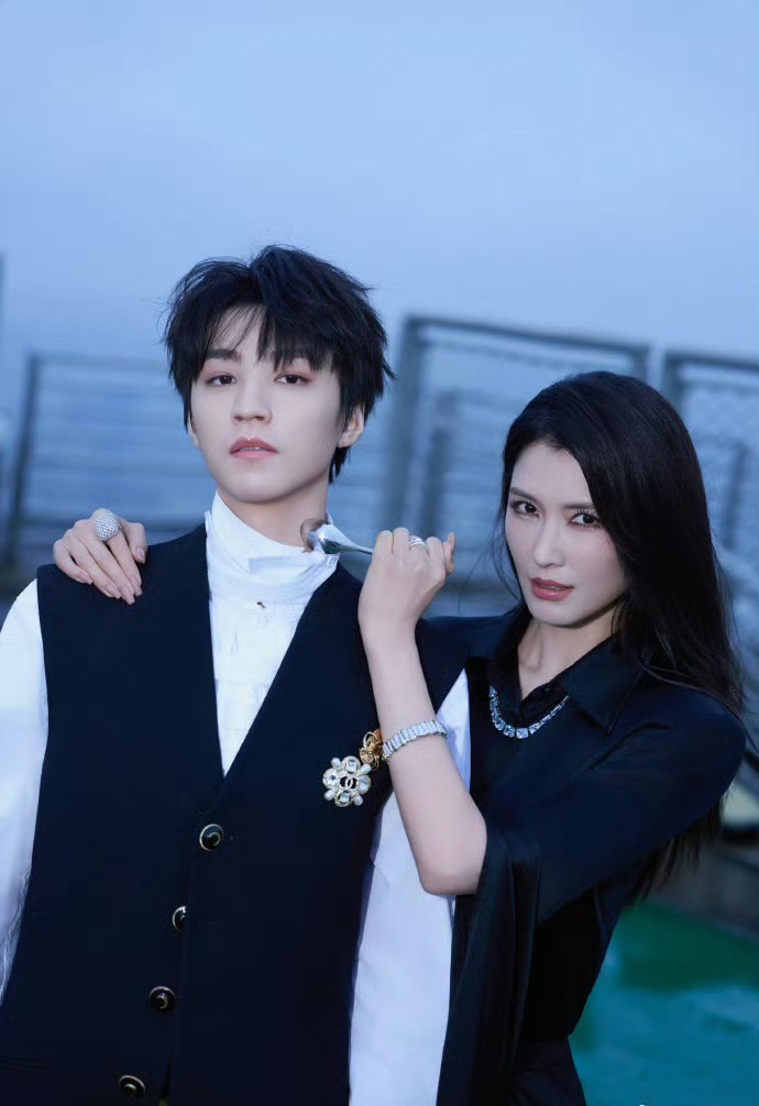 徐洁儿被王俊凯当成运动员王俊凯直播分享《重生之门》片场趣事，误以为收工跑马拉松、