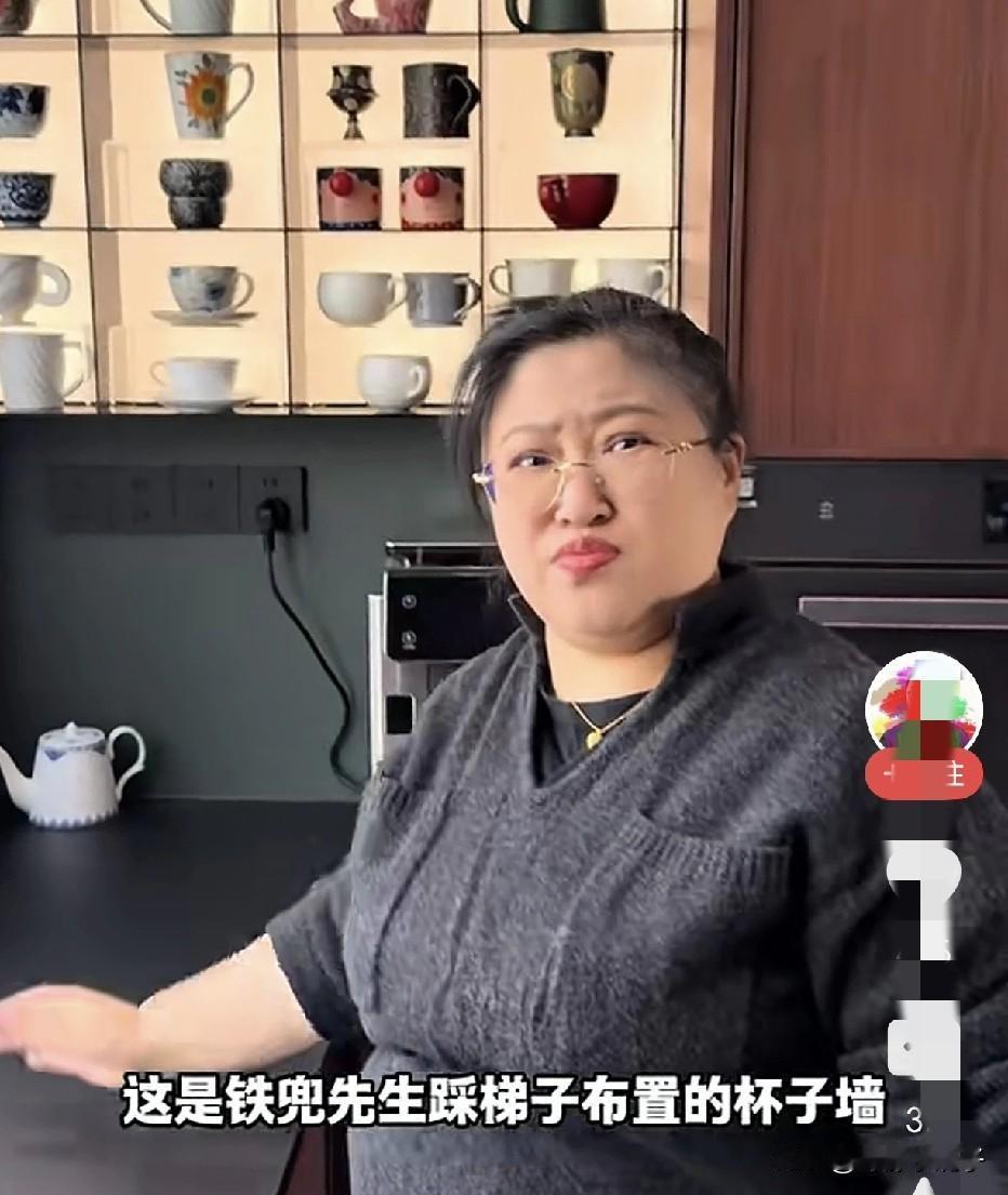 胡老师展示新家装修，花费150万，上下楼复式 ，但很多人吐槽太老气了，一点不亮堂