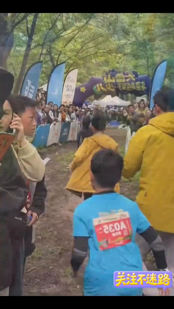男孩第一次参加5公里越野赛，以52分钟的成绩成功冲过终点。
网友：黄衣服大人挡了