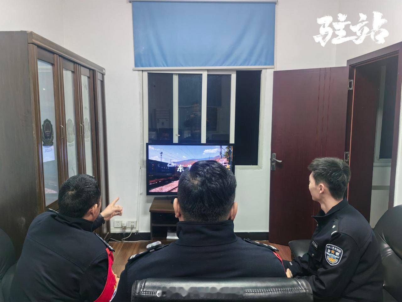 驻站致敬8万铁路警察  他们虽然平凡，但他们的坚守与奉献，让铁路更加安全、畅通。