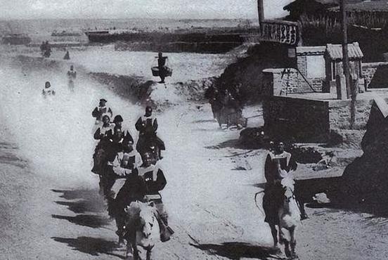 1944年，恶霸匪首宋殿元带人闯进小村庄，见到一妇人颇具姿色，直接抱进房内糟蹋了