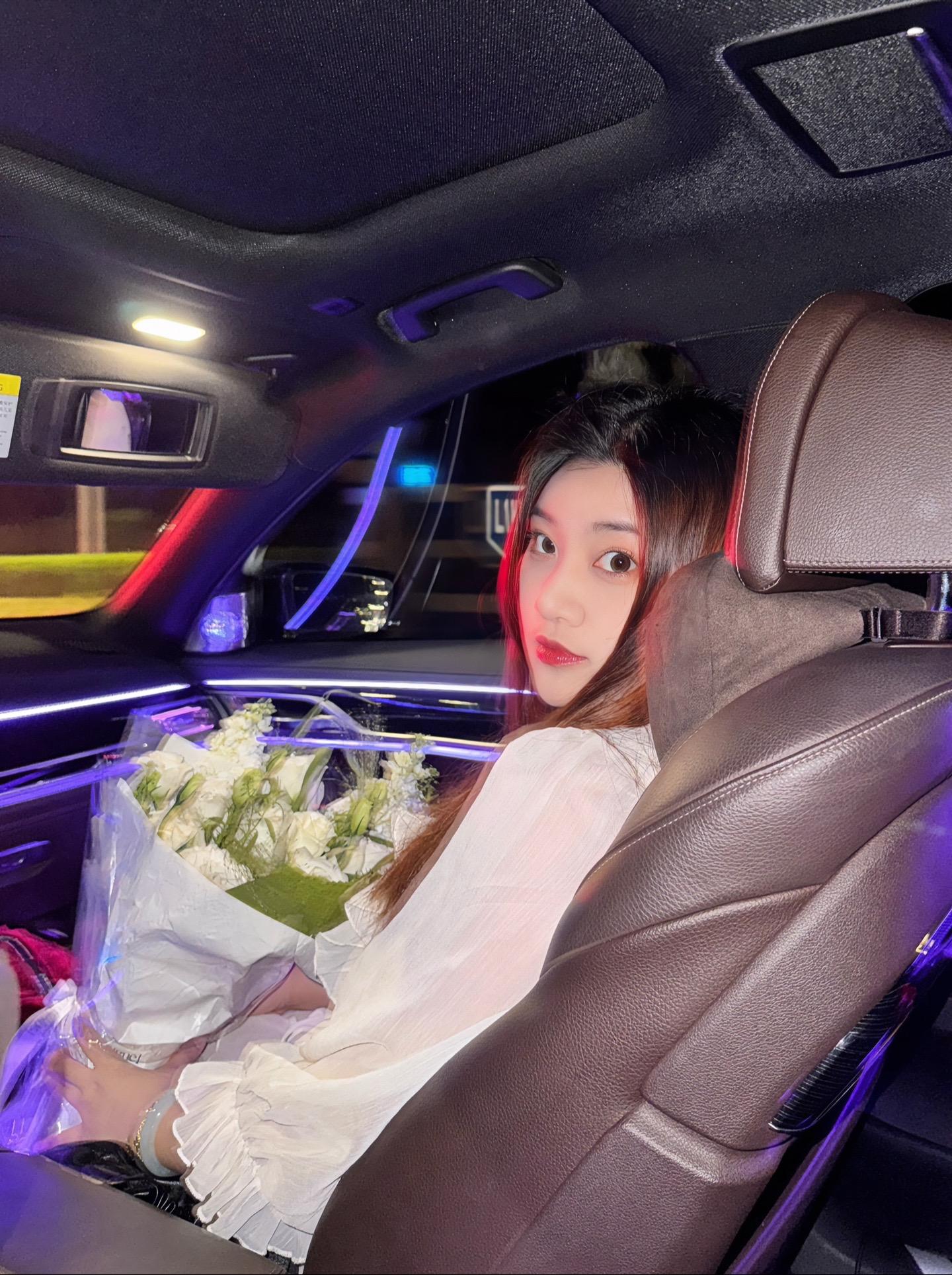 喜欢一些昙花一现的东西 但总有人愿意让我开心