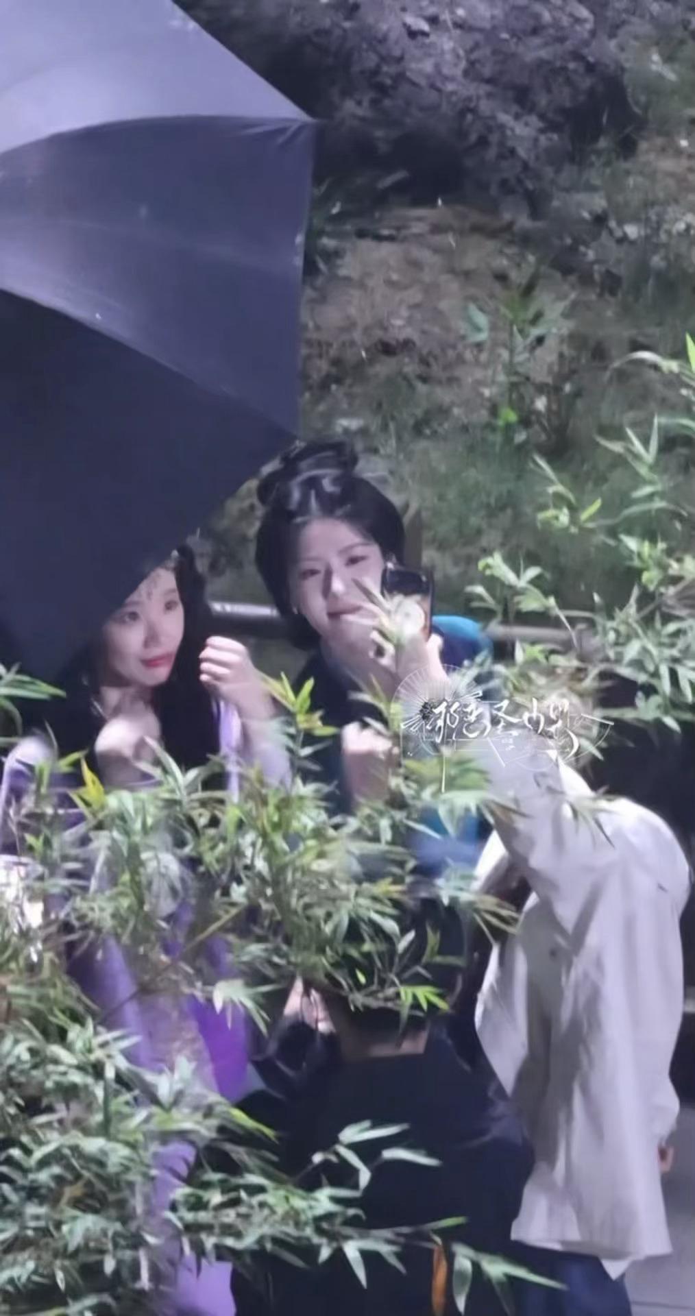 噜噜又在学新的手势舞了 还带着李梦一起 卢昱晓片场跳手势舞路透卢昱晓李梦片场跳拳