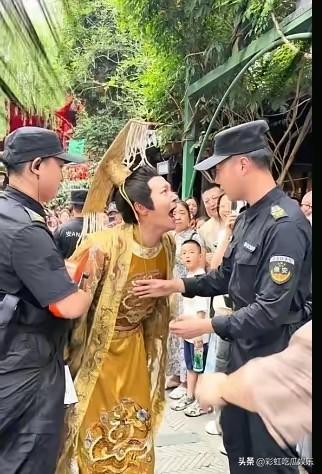 这不是剧本而是真的，郑国霖忘带工牌被保安拦住，他急得大喊自己是郑国霖，保安不知道