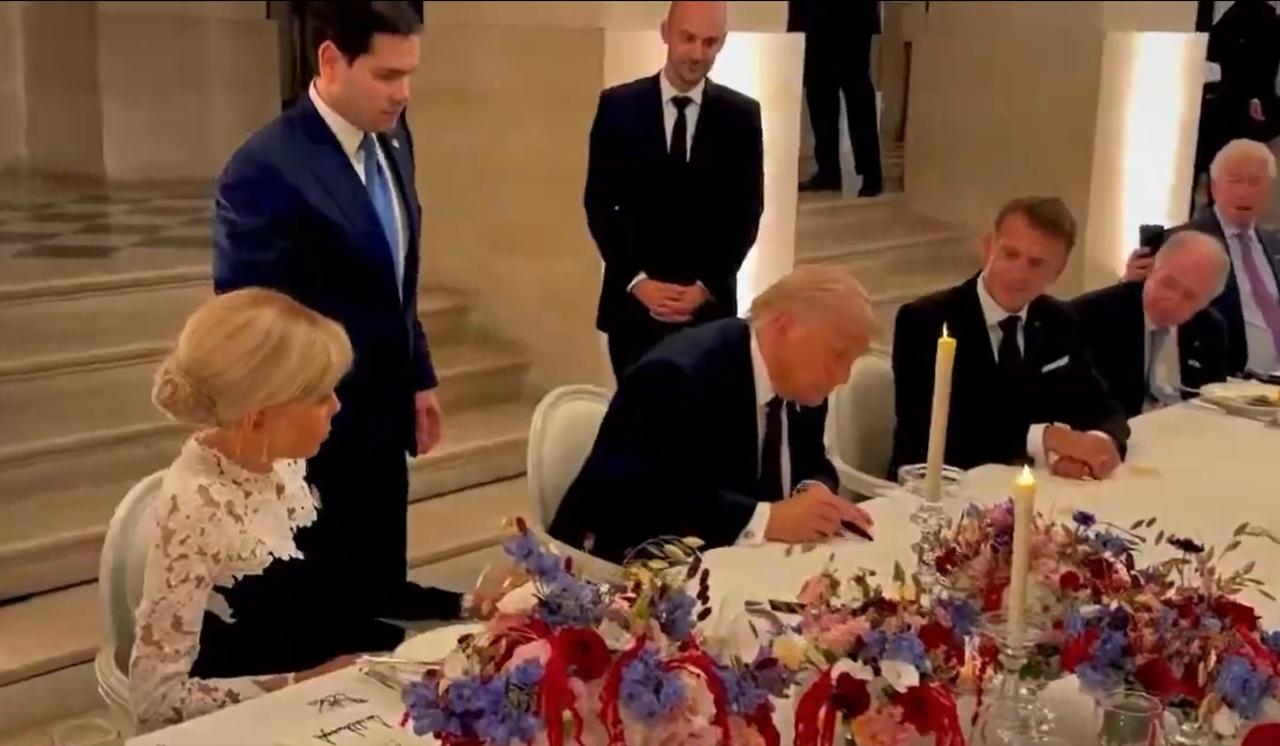 老特在G7宴会的餐桌上，
亲自签署了美伊谅解备忘录。

美国赢了战争，输了谈判，