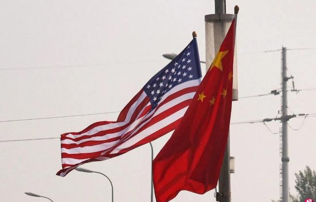 新加坡联合早报今天报道：“美国总统特朗普出访中国当天，中共中央机关报《人民日报》