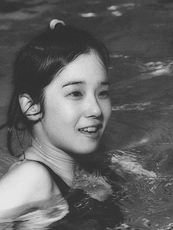 🌊1981年，筱山纪信镜头下的田中裕子。 