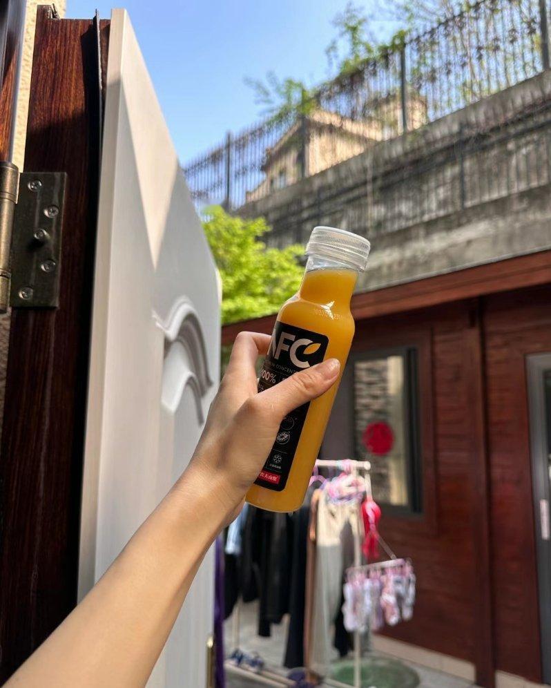 余生还很长 别为了任何不值得的人 蹉跎了岁月 如果要爱 记得要去爱一个 可以带给