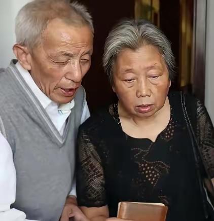 2013年，61岁的知青刘宝华重返米脂县，看望初恋马凤兰。意外发现，凤兰竟然给他