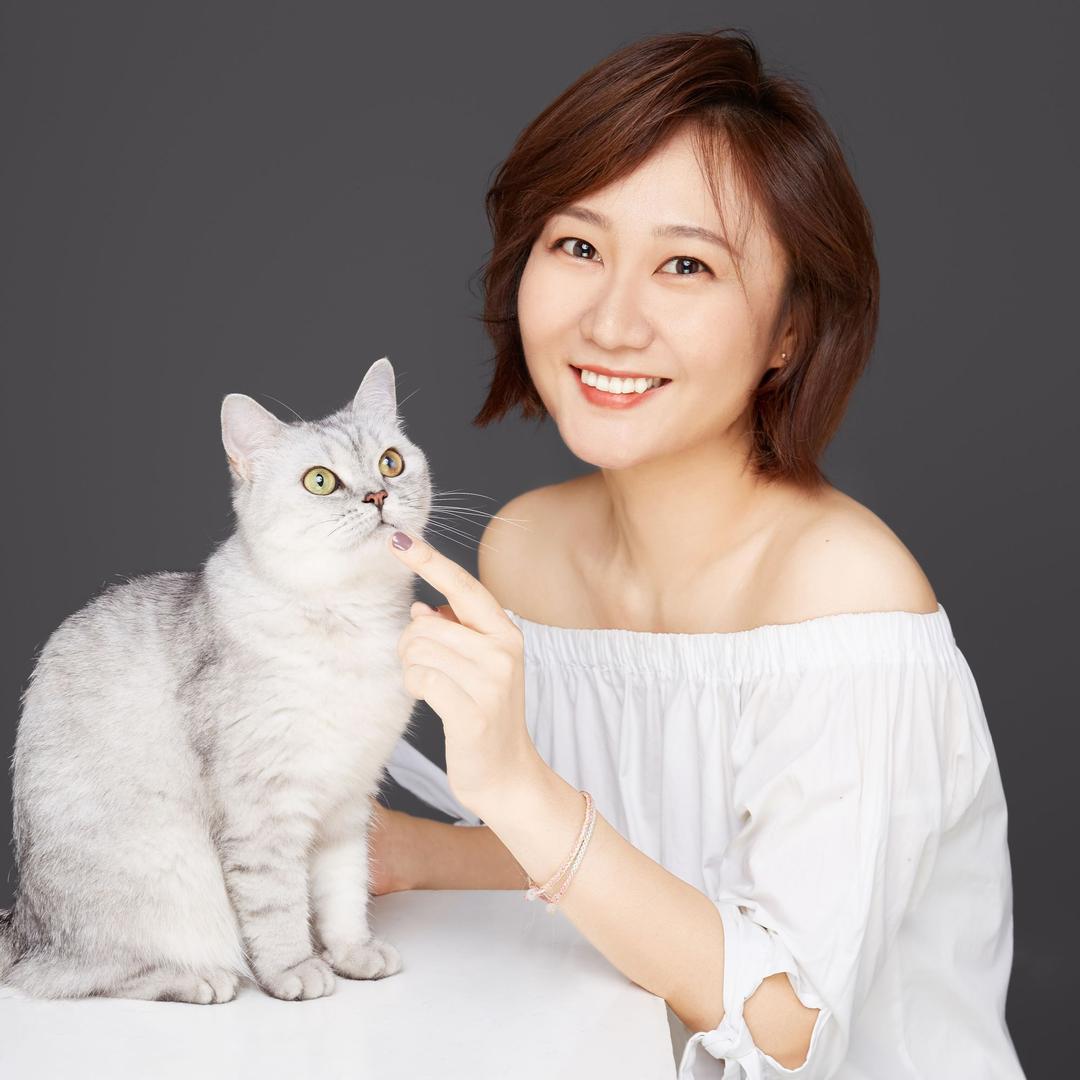 这是弹簧小姐和金牌猫家长