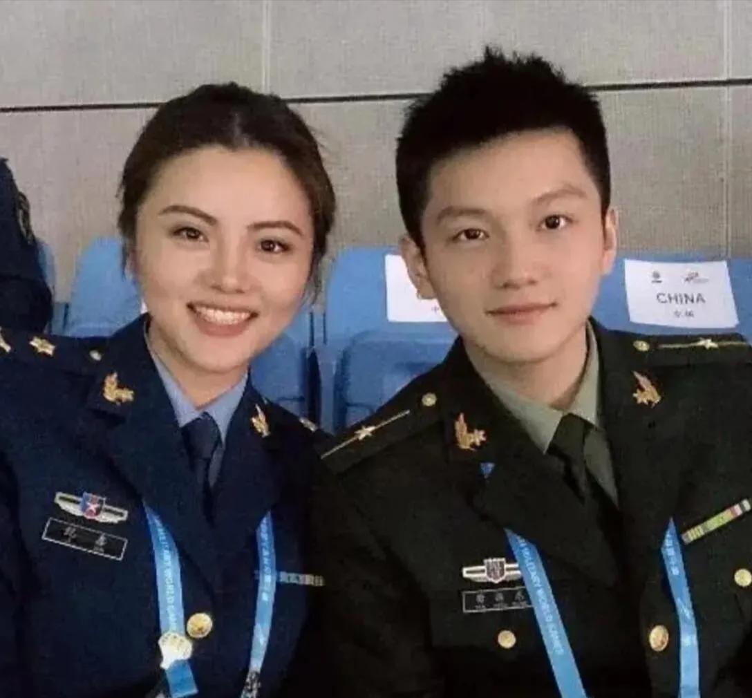 樊振东和这位美女站在一起十分养眼。他们都是军人，洒脱霸气、英俊挺拔。美女颜值惊艳