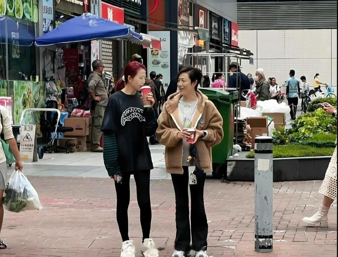 香港的路人都不追星吗？竟然没有要签名 