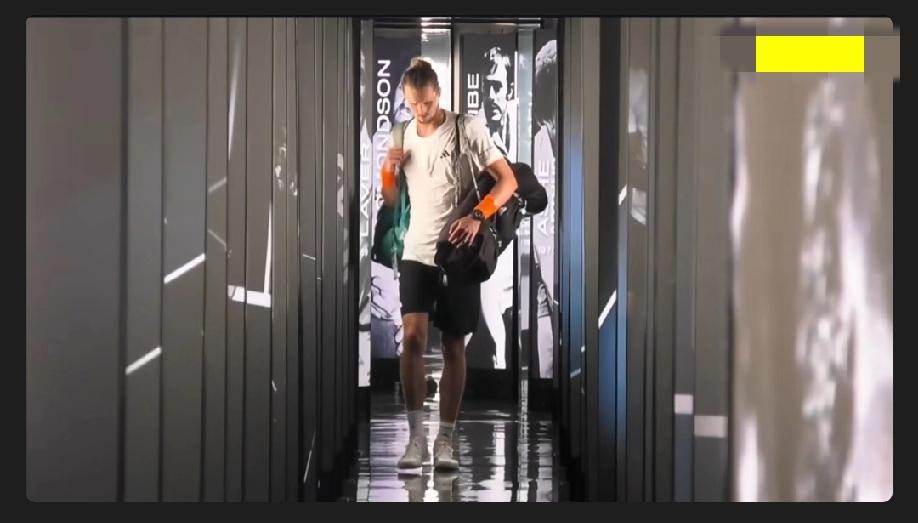 兹维列夫黯然离场的身影再一次成为了阿卡证明自己是“最坚强战士”的背景板！可兹维列