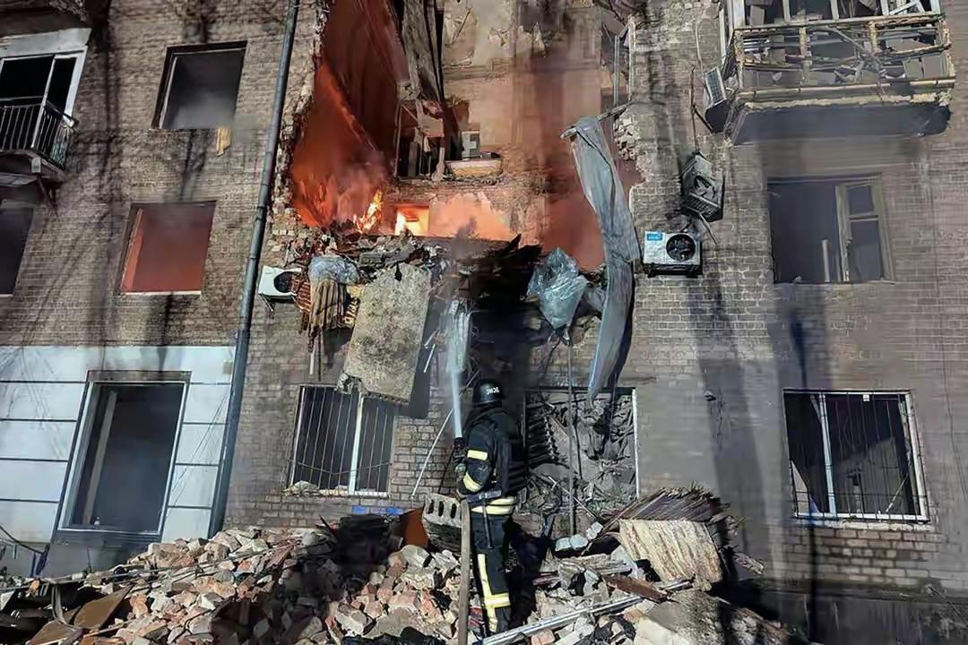 寒冬里的苦难：乌民众在断水电暖中煎熬
 
俄乌冲突下的这个冬天，对乌克兰民众太残