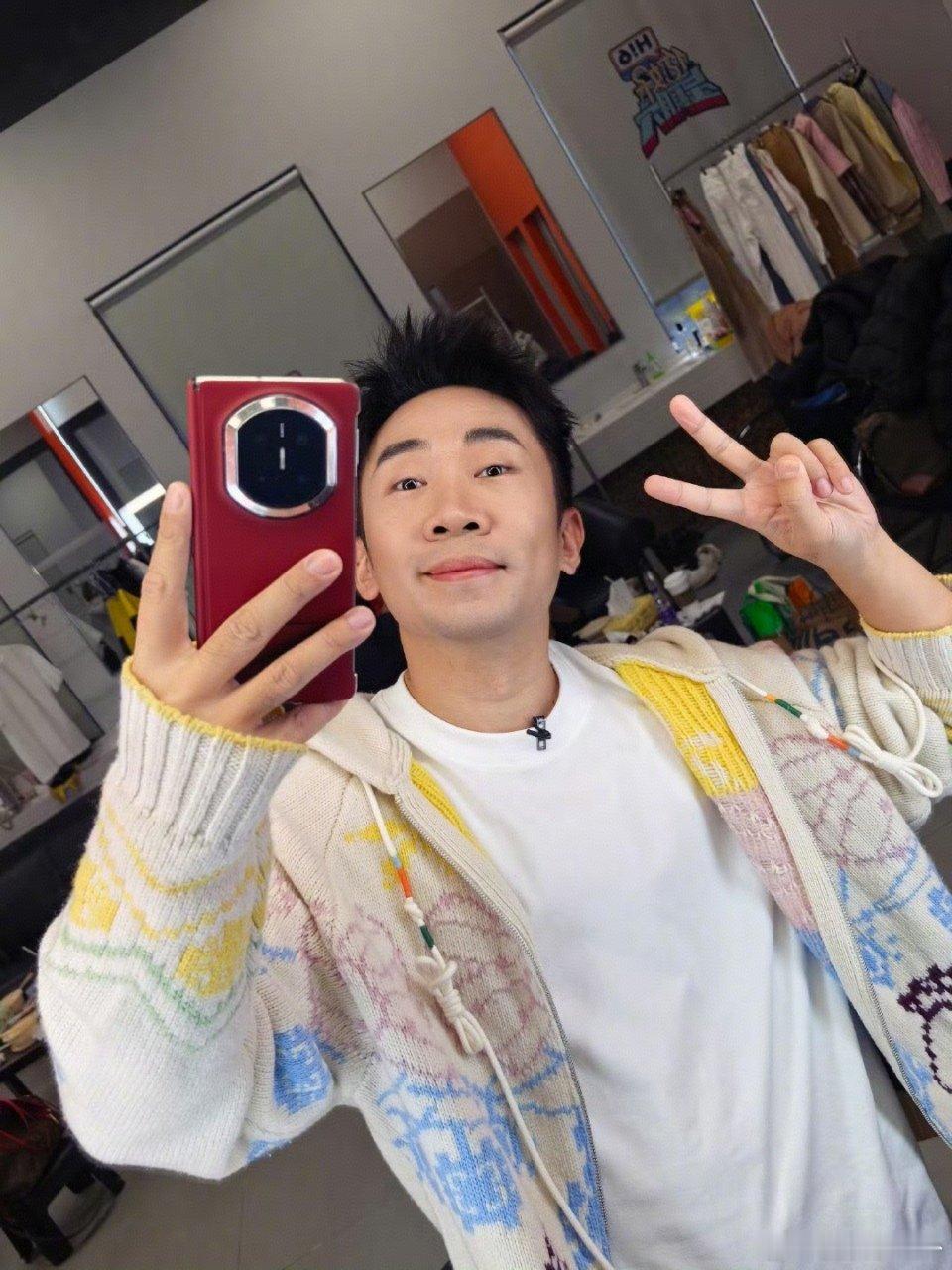 杨迪把周冬雨的暖宝当鞋垫 太欢乐咯！杨迪把周冬雨的暖宝当成鞋垫，还理直气壮吐槽别