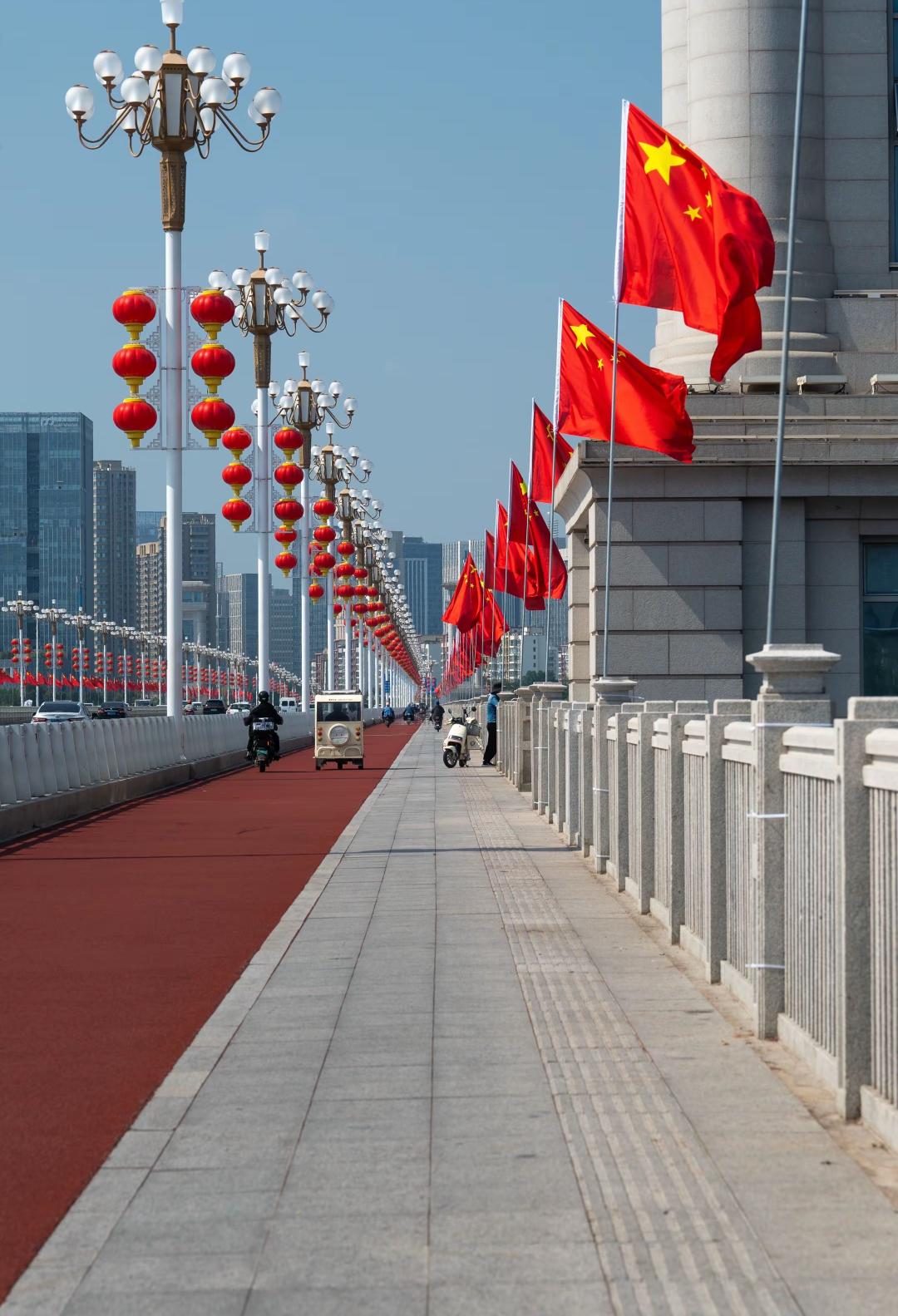 临沂北京路沂河大桥已就位，非常漂亮，国庆节快乐，祝祖国繁荣昌盛！