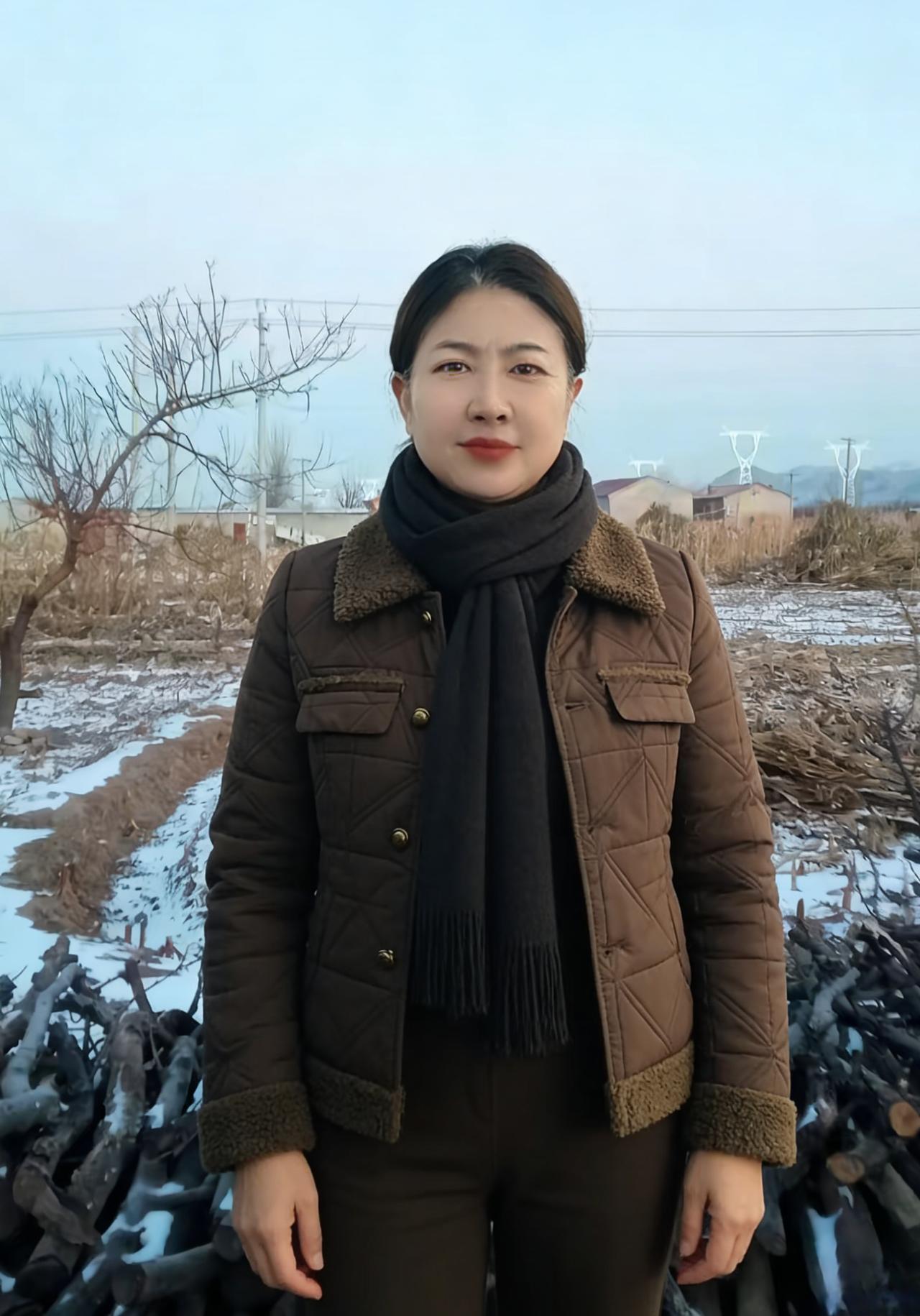 《田埂边的中年倩影》
雪沫子粘在枯草上
像撒了一把碎盐
她站在田埂边
棕色的棉服