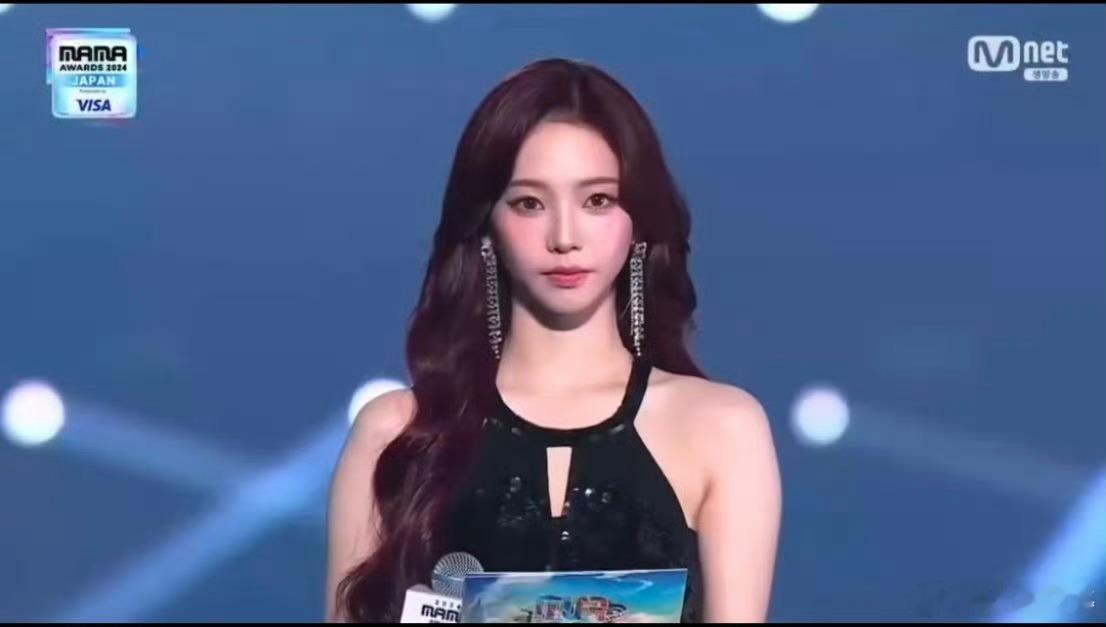 柳智敏开场  柳智敏以女神般的姿态亮相，搭配流苏耳饰的黑色亮片长裙展现出无与伦比
