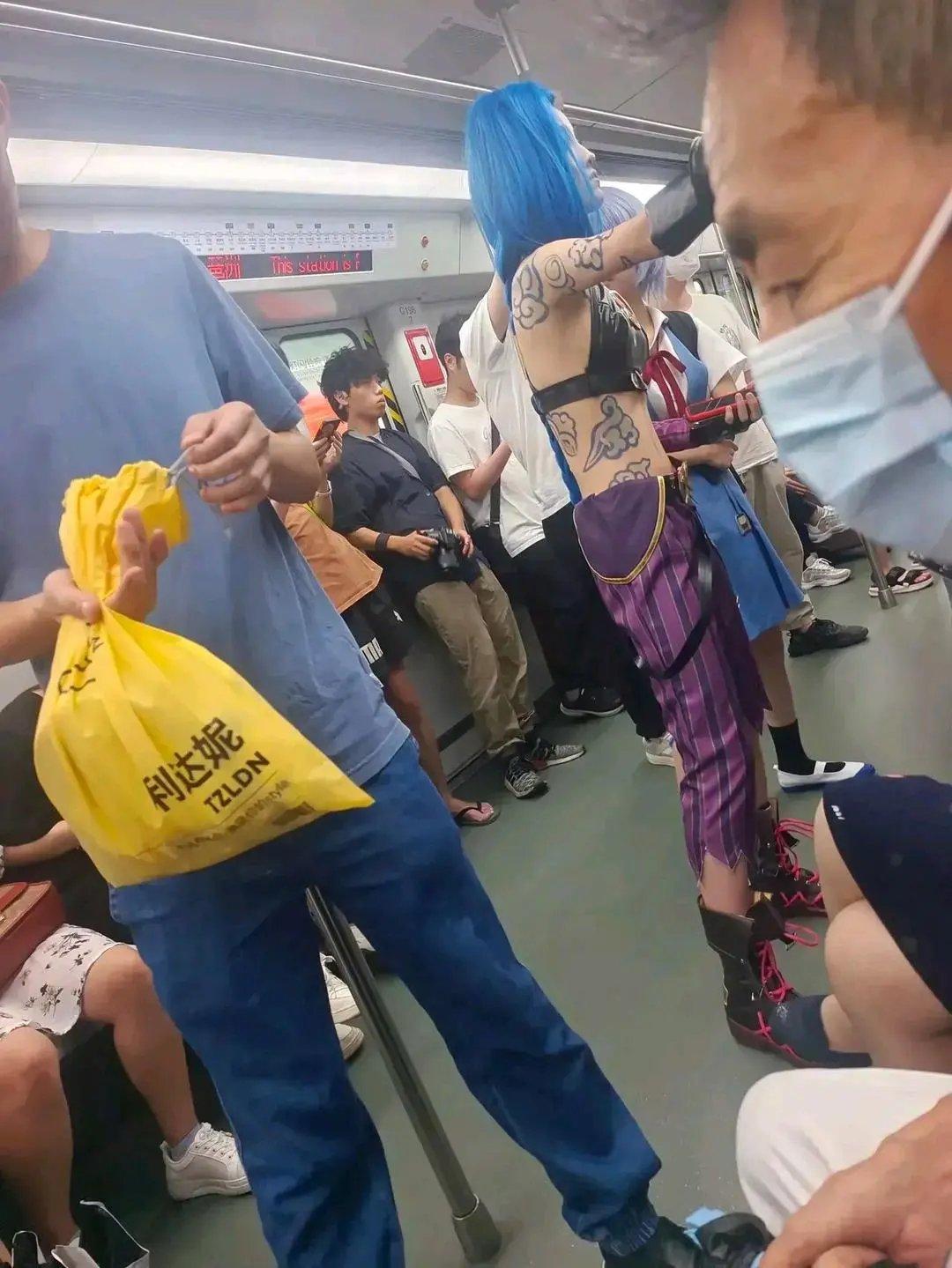 地铁上看到一个这样式的，老夫我感到极其不适，这好看吗？

这从上到下的纹身、这不
