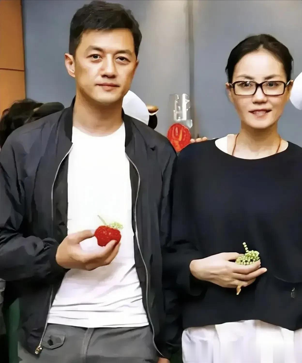 谁没有年轻过呢，年轻时的李亚鹏也是帅气非凡，妥妥的小鲜肉枚一枚，样子绝对不输谢霆