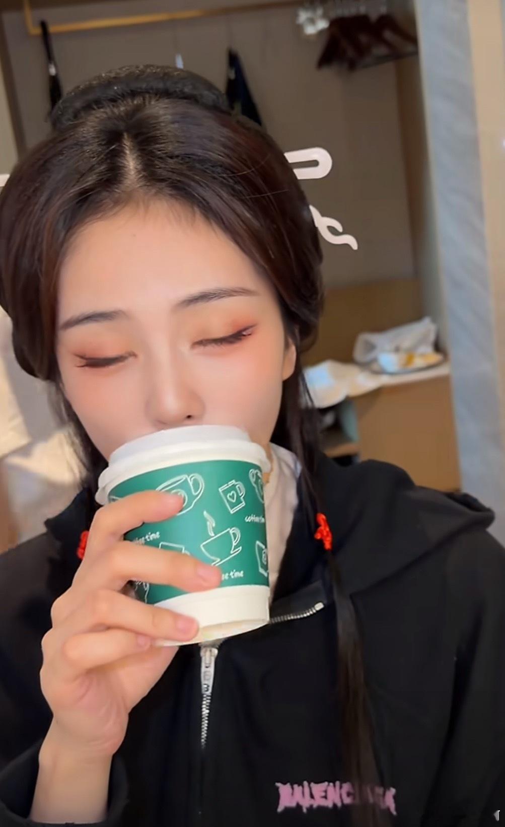 白鹿狐尾眼线氛围感直接拉满✨细长上扬的狐尾眼线上扬弧度恰到好处，眼尾微微拉长勾勒