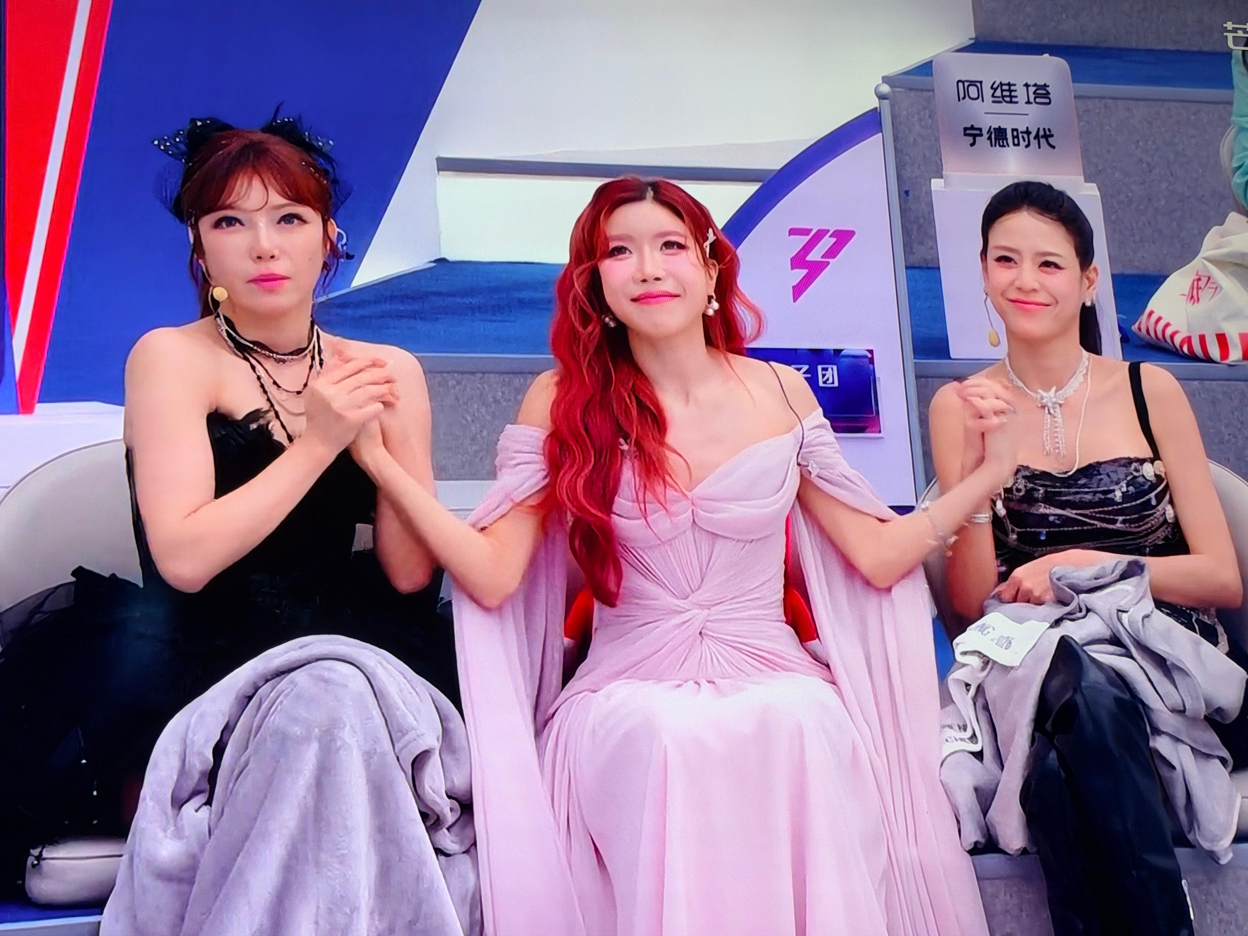 李小冉团和乌兰图雅团高分晋级！说明乘风的舞台实力真的不重要，训练也不用那么刻苦了