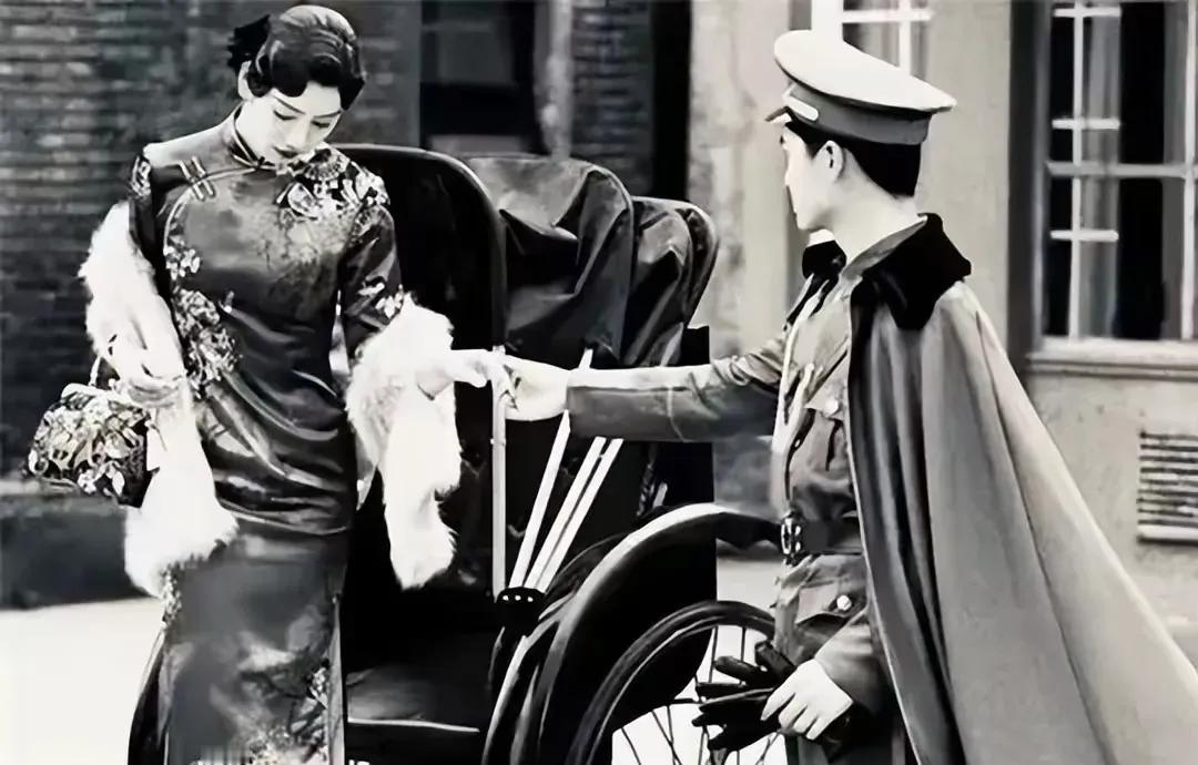 1917年，40岁军阀王德庆病逝，临终前，他偷偷留给17岁小妾30万大洋，嘱咐小