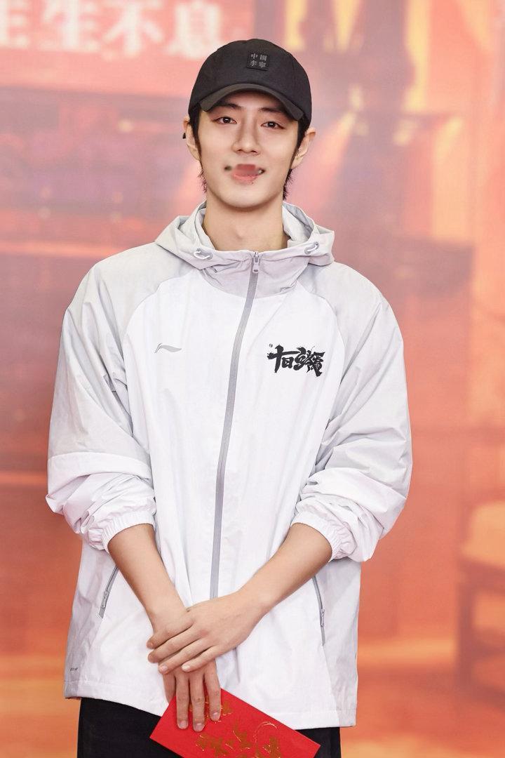 肖战十日终焉路透有个大黄蜂好像是景区自带的，不是剧组拍摄用， 一起期待肖战饰演的