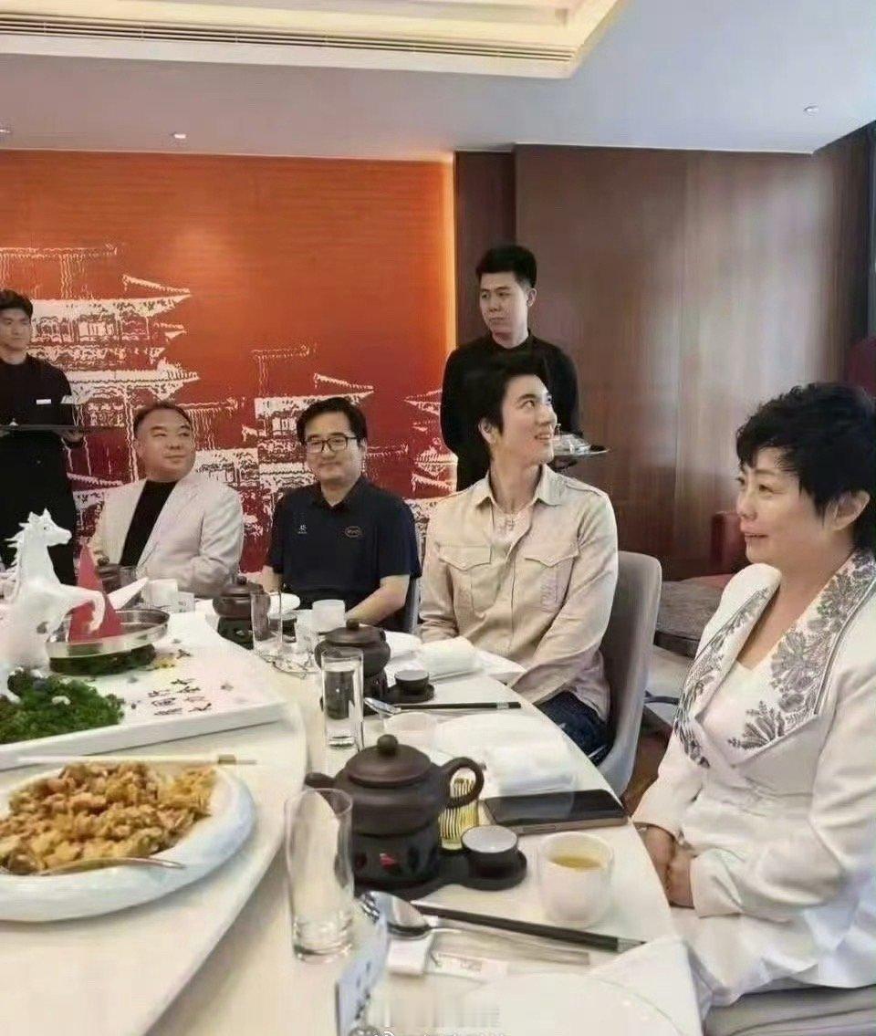 力宏应该不会只是普普通通的代言这么简单，难不成是集团代言？王力宏现身比亚迪高层饭