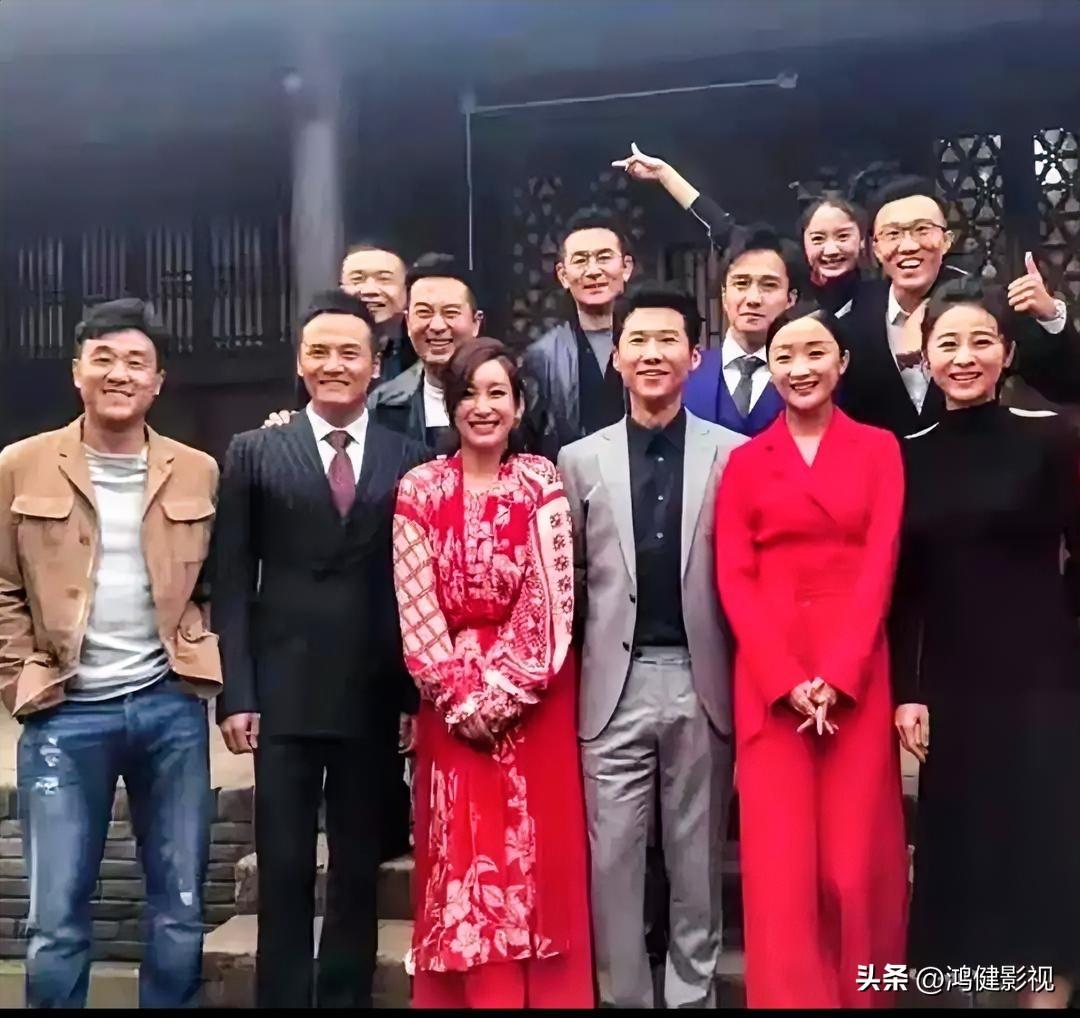 后排就认得出目若朗星，气宇不凡的张嘉译，还有疏眉朗目的南吉；前排有气色盈和的何冰