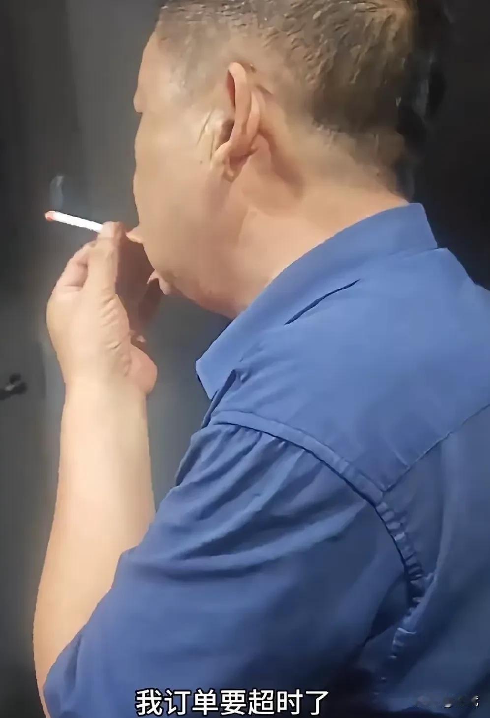 一句“没本事才送外卖”，石家庄一个小区电梯里，外卖小哥看订单要超时了。遇到了个大