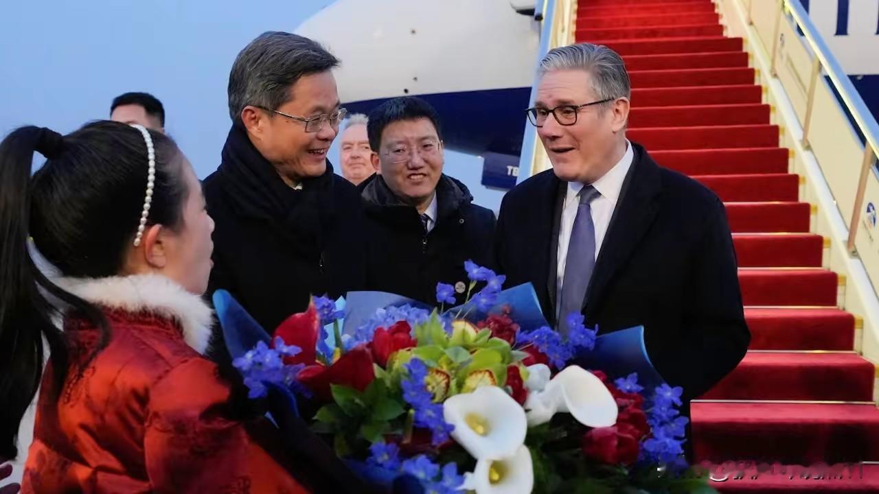 英国首相斯塔默抵达北京，下飞机的那一刻，不是陌生的中国，而是温暖的中国。

中国