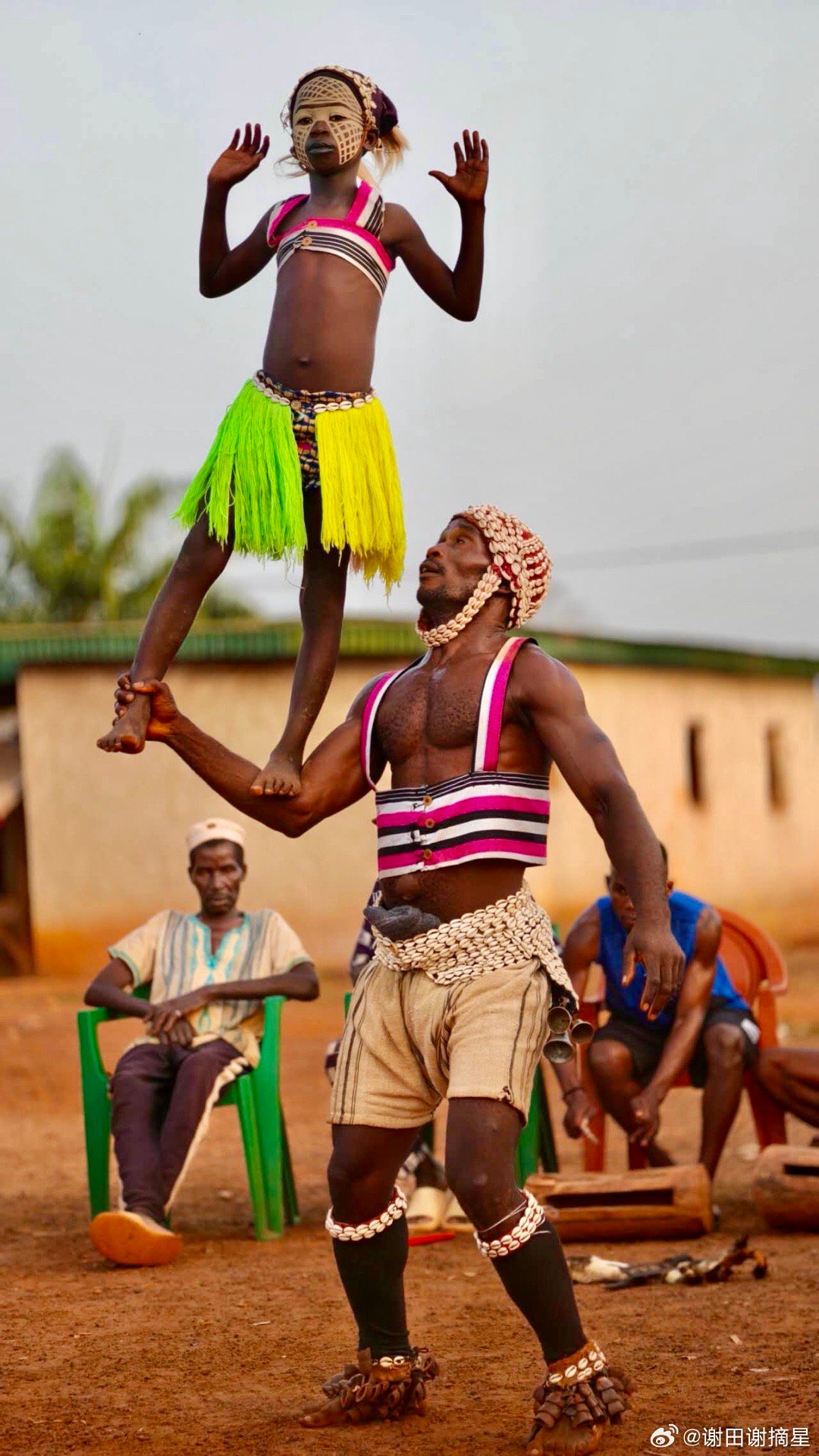 科特迪瓦丹族雅克巴人的杂耍者之舞 。这也是个仪式，小女孩盛装打扮，进入恍惚状态，